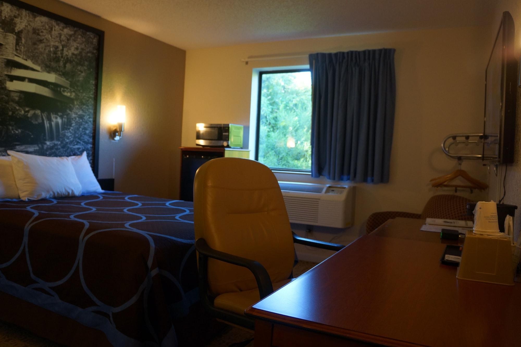 Super 8 By Wyndham Delmont Hotel Luaran gambar