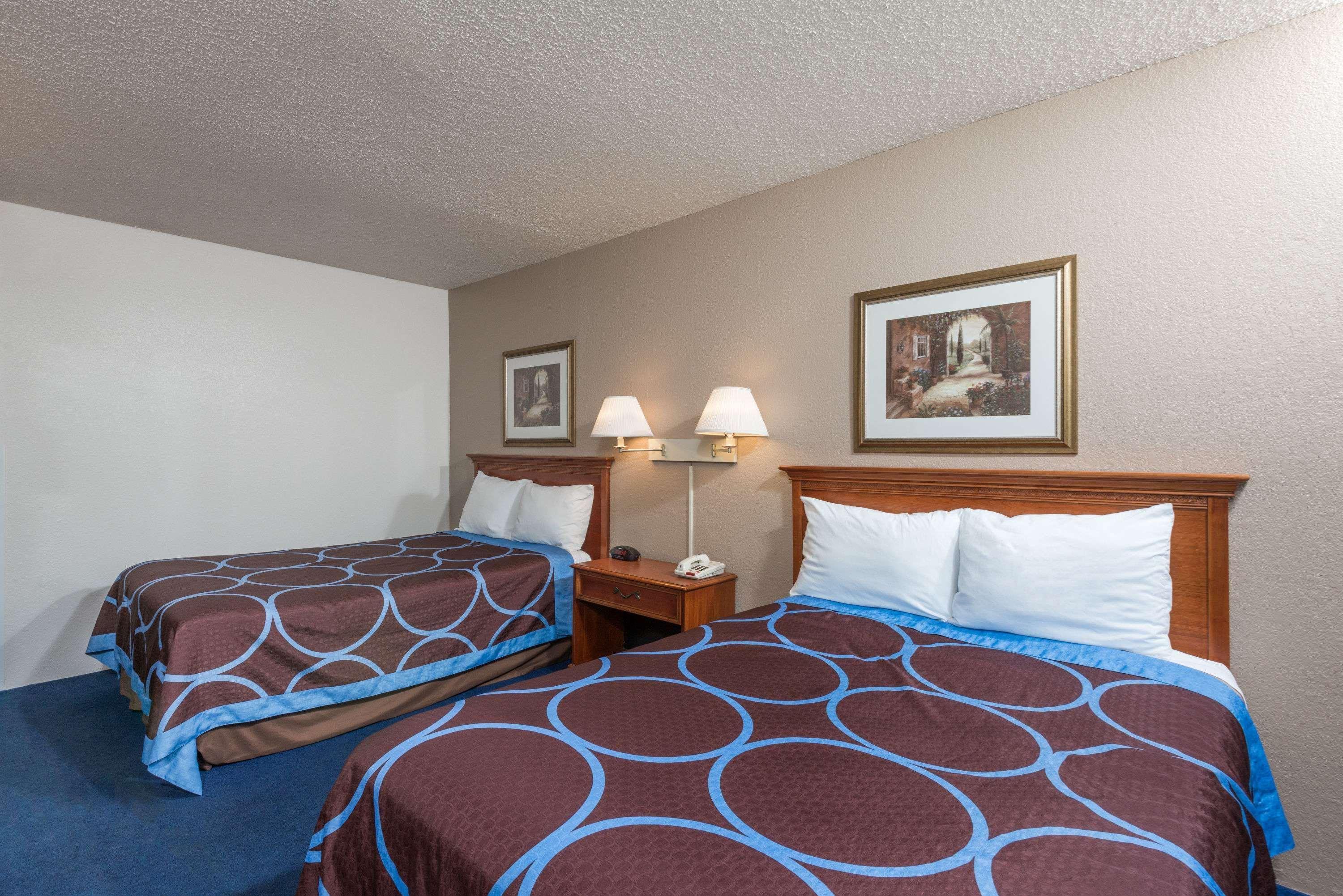 Super 8 By Wyndham Delmont Hotel Luaran gambar