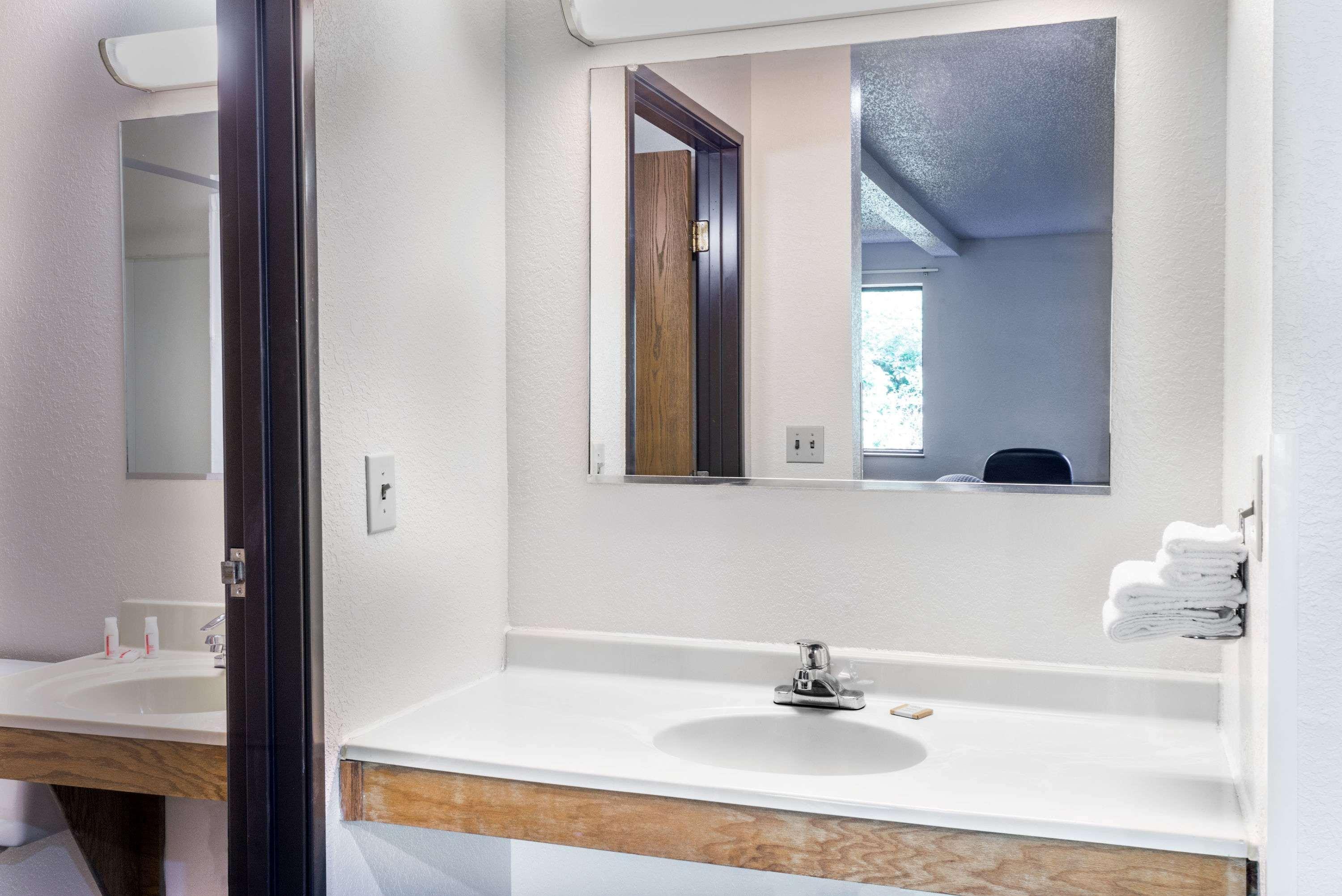 Super 8 By Wyndham Delmont Hotel Luaran gambar
